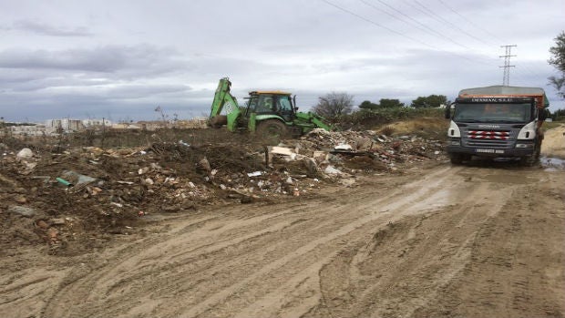 Una máquina trabaja en una de las cañadas que se ha adecentado