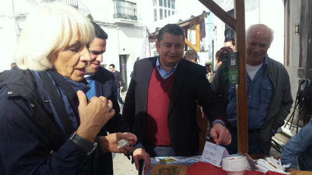 Teófila Martínez y Antonio Sanz (PP), durante la pasada campaña electoral