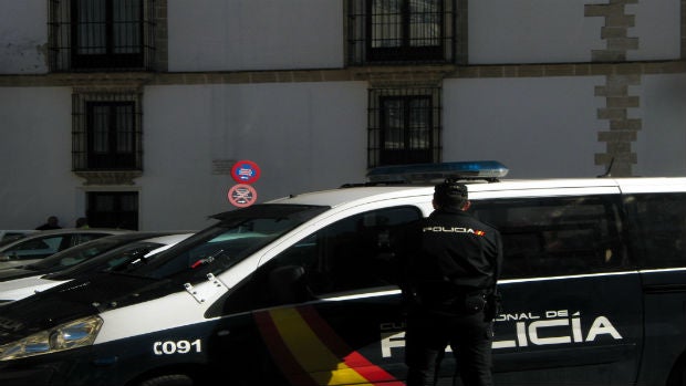 Un policía nacional, durante un control