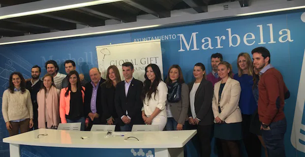 María Bravo –de blanco y en el centro– con los representantes de las entidades colaboradoras