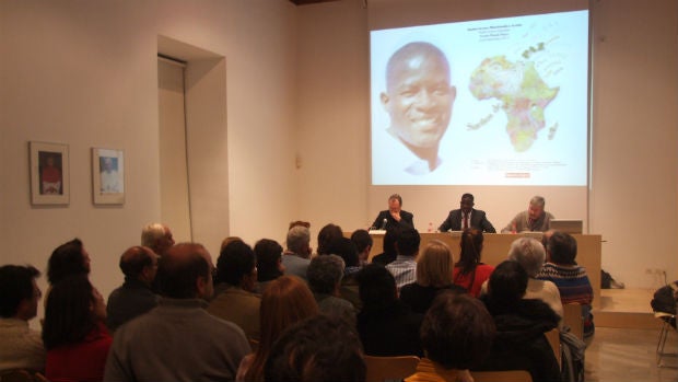 Victor Ochen durante la charla que ha dado en el centro cultural Nuevo Inicio de Granada