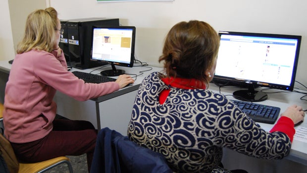 Alumnas de un curso de nuevas tecnologías de la biblioteca / L.M.