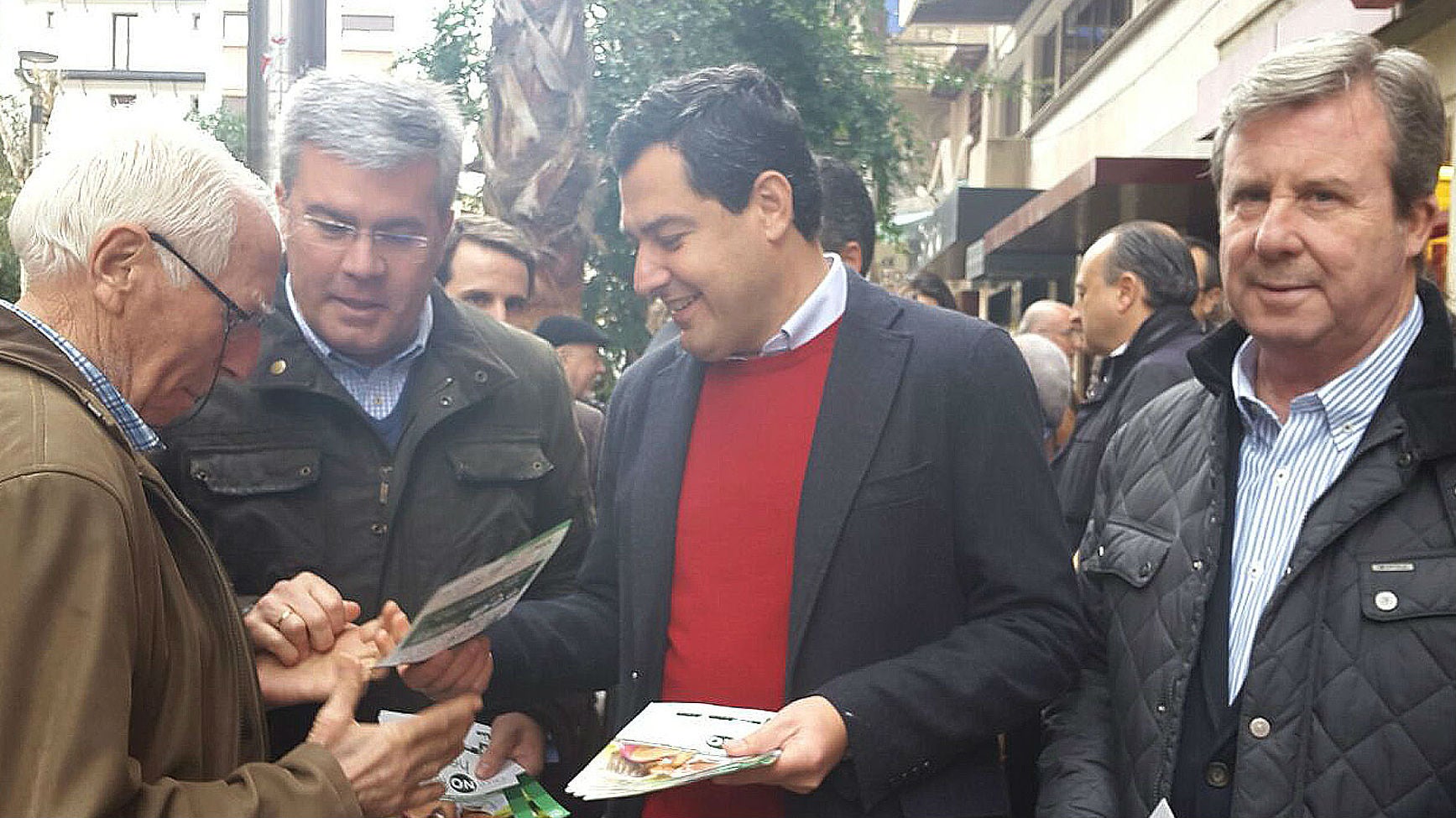 El presidente del PP, durante la recogida de firmas.