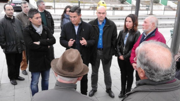 Los concejales de Ciudadanos con vecinos del entorno del botellódromo de Granada