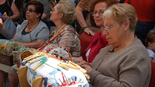 Dos Hermanas acoge un encuentro de encajes de bolillos con más de 450 participantes