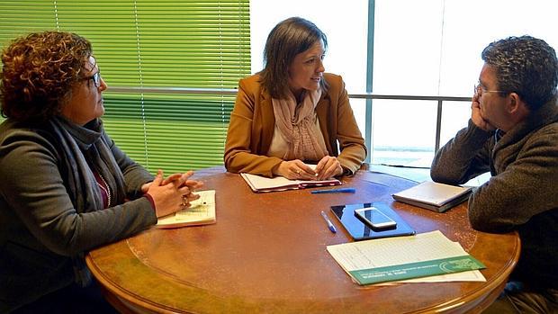 Patricia Cavada y Ana Lorenzo durante la reunión con Manuel Herrera