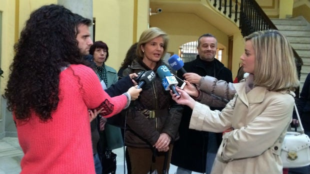 Oña atiende ayer a los medios tras un encuentro con los representantes de los trabajadores / ABC