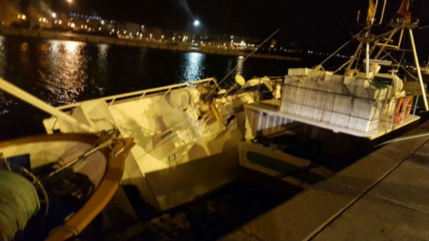 Bomberos socorren a un barco en Algeciras