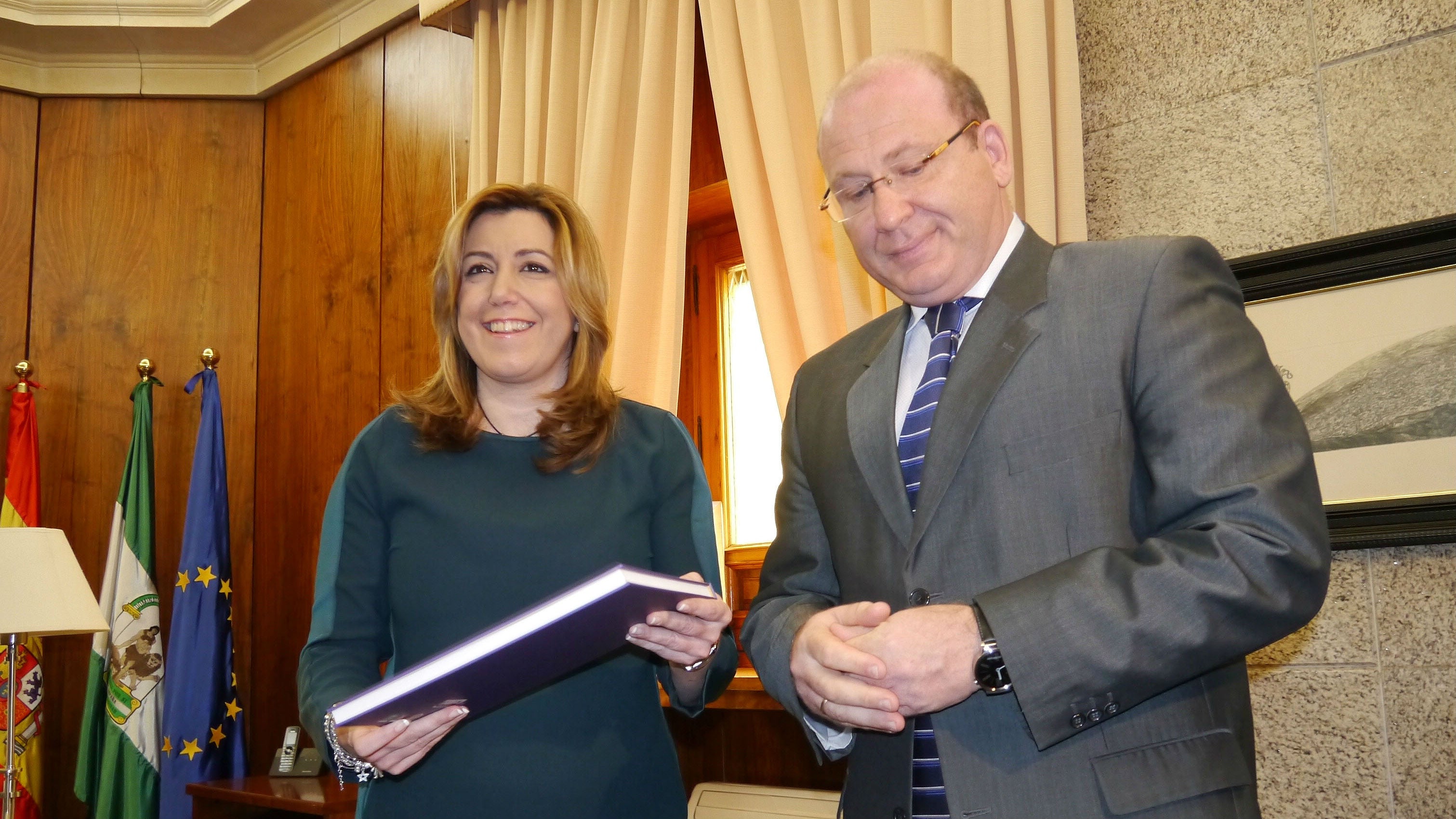 La presidenta de la Junta posa junto al alcalde de Jaén tras firmar en el libro de honor.