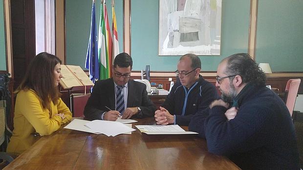 El alcalde de Utrera firmando el convenio con la asociación