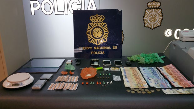 Droga, dinero y otros útiles intervenidos por la Policía