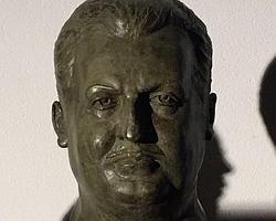 Busto de Rafael de León, obra de Ricardo Suárez