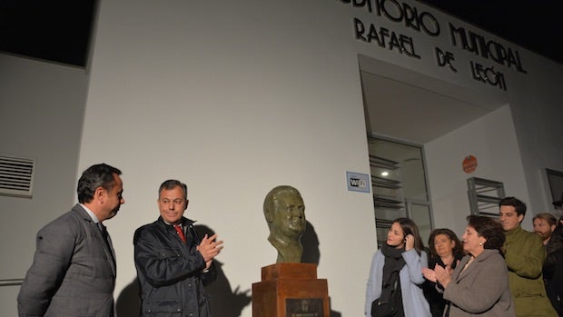 Durante el acto se leyeron versos del poeta Rafael de León