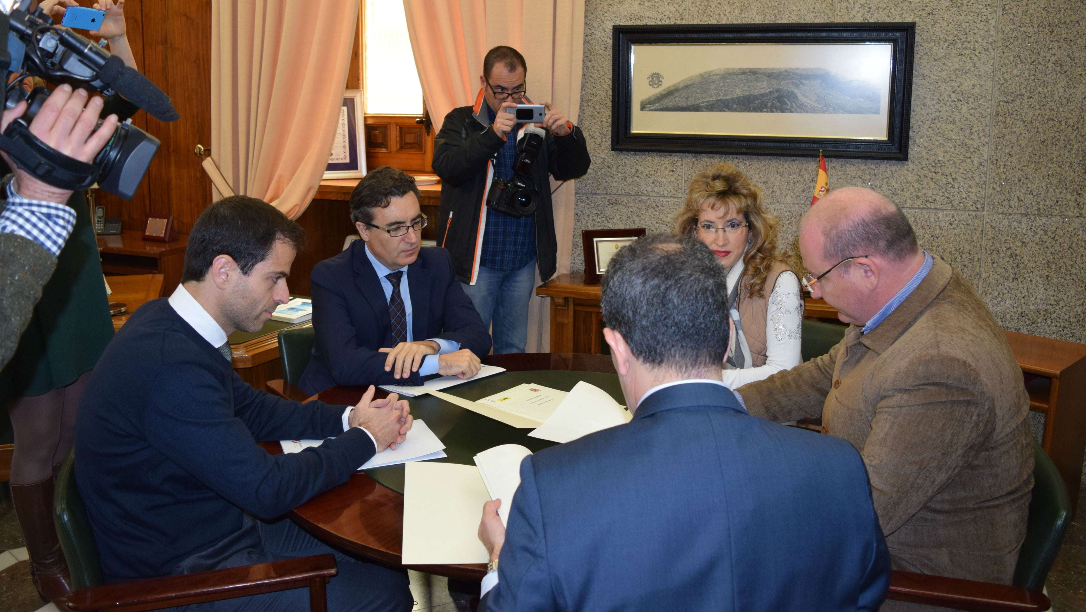 Reunión del alcalde de representantes de Alvores y OHL.