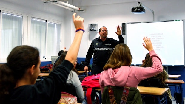 Los escolares y los policías locales conviven en las aulas en Mairena