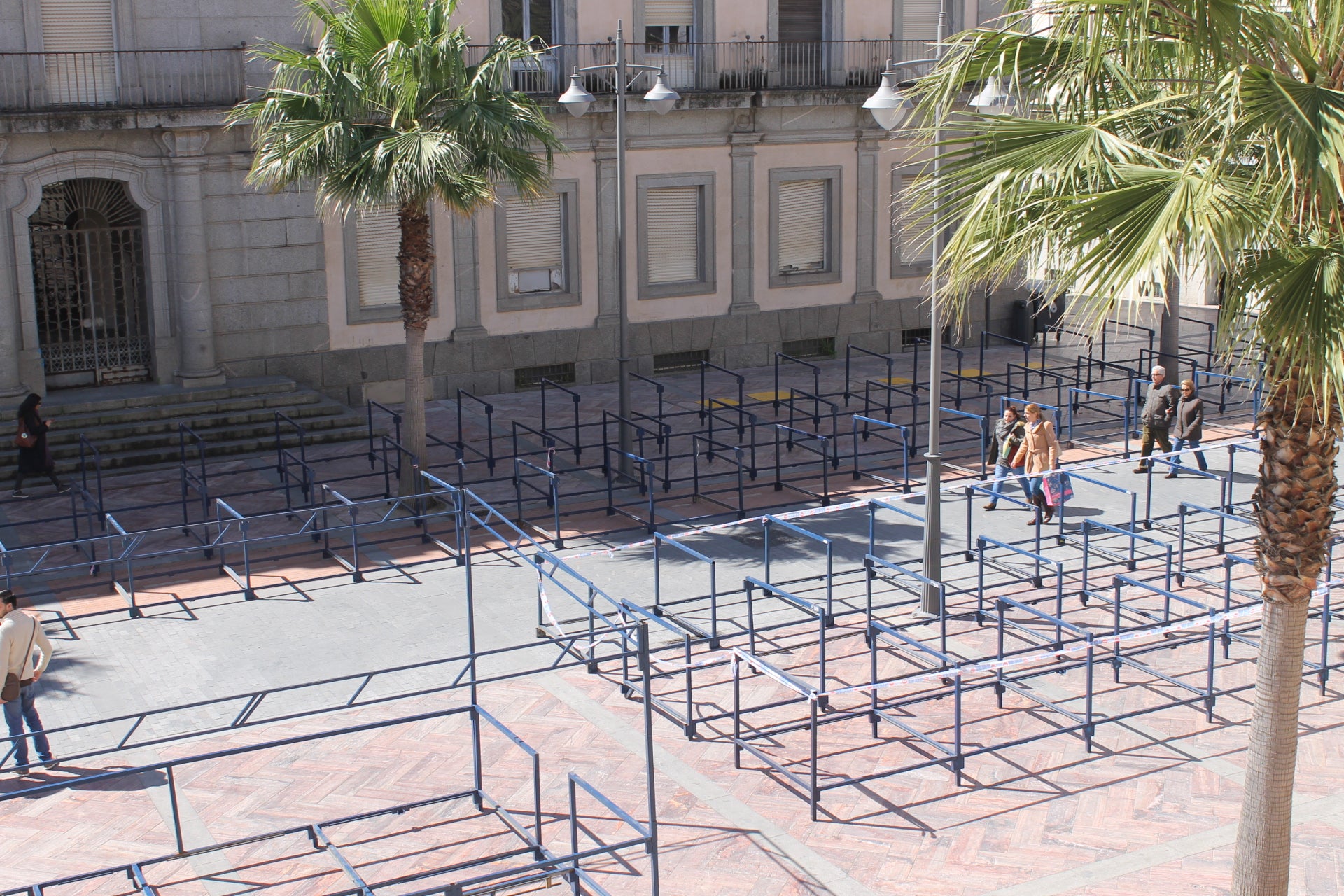 Vista de la colocación de palcos en la zona del Ayuntamiento