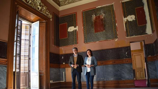 Patricia Cavada y Fran Romero en el interior del Palacio Consistorial