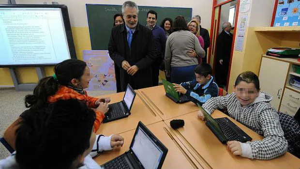 El ex presidente Griñán en un colegio promocionando los portátiles que «regalaba» la Junta