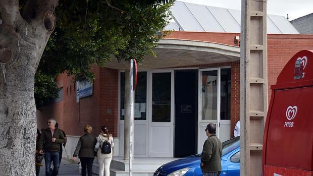 Entrada de la piscina municipal en la que diariamente realizan ejercicio cientos de isleños