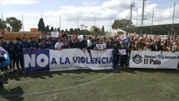 Concentración contra la violencia en el fútbol realizada por vecinos de El Palo / Francis Silva