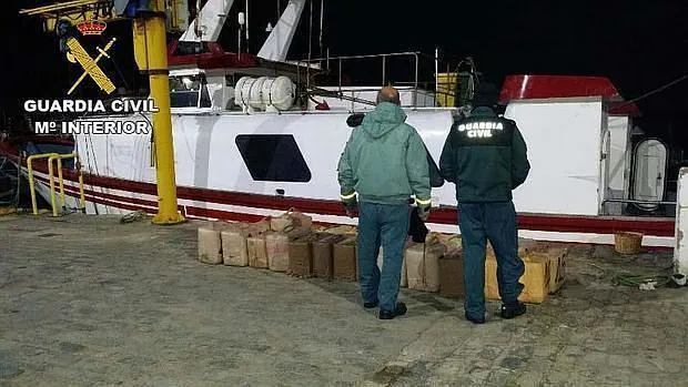 Agentes junto al pesquero que transportaba la droga