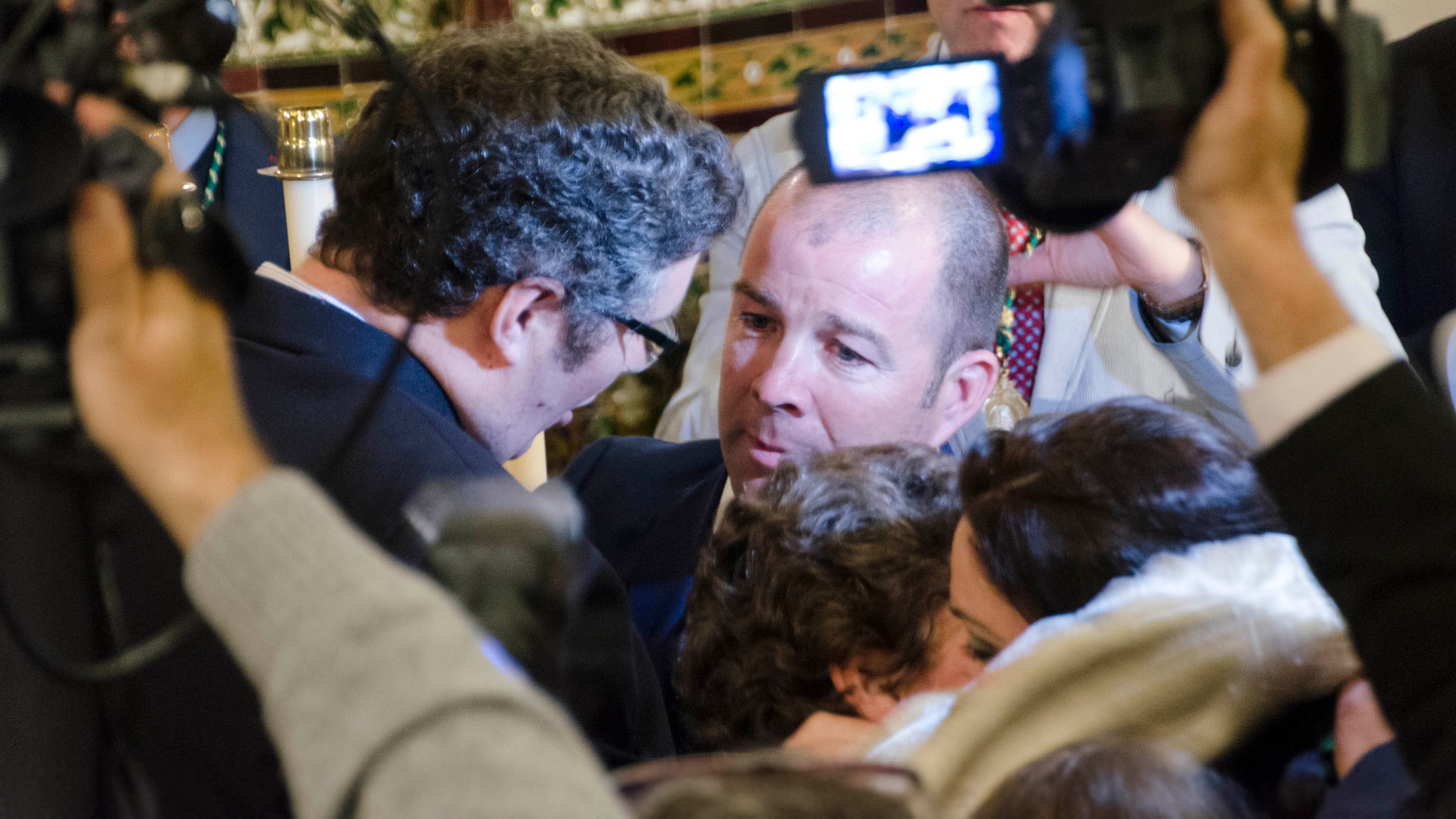 El nuevo Hermano Mayor recibe la felicitación del presidente de la Hermandad Matriz.