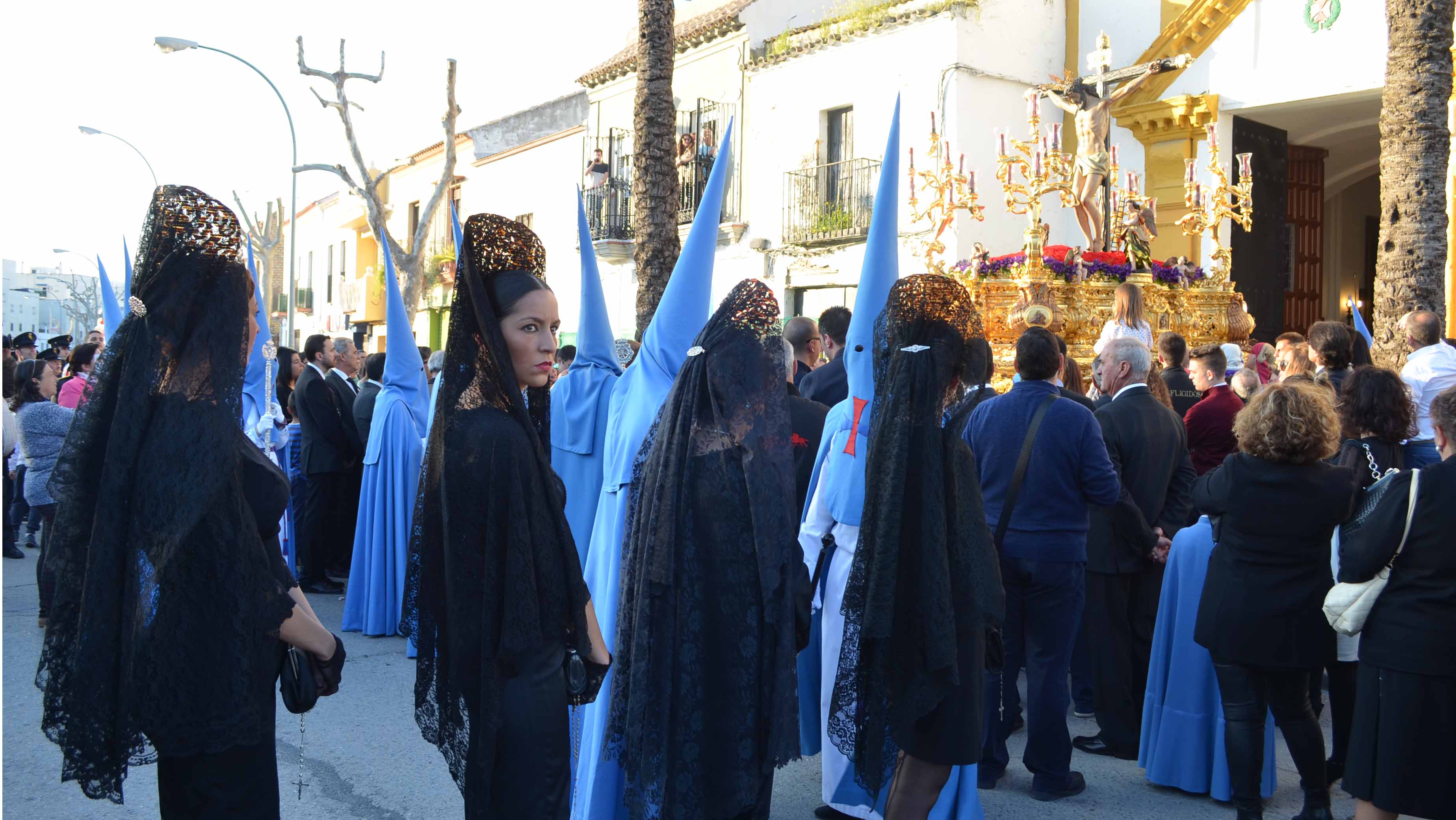 Mujeres vestidas de mantilla en la salida de la Trinidad en Utrera