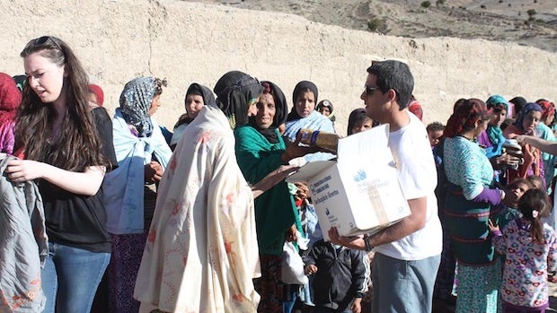 Javier Leñero entrega las donaciones hechas por los habitantes de Gines