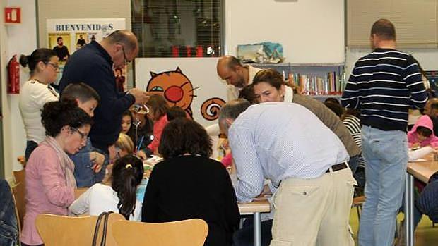 Una actividad familiar celebrada en la biblioteca / ABC