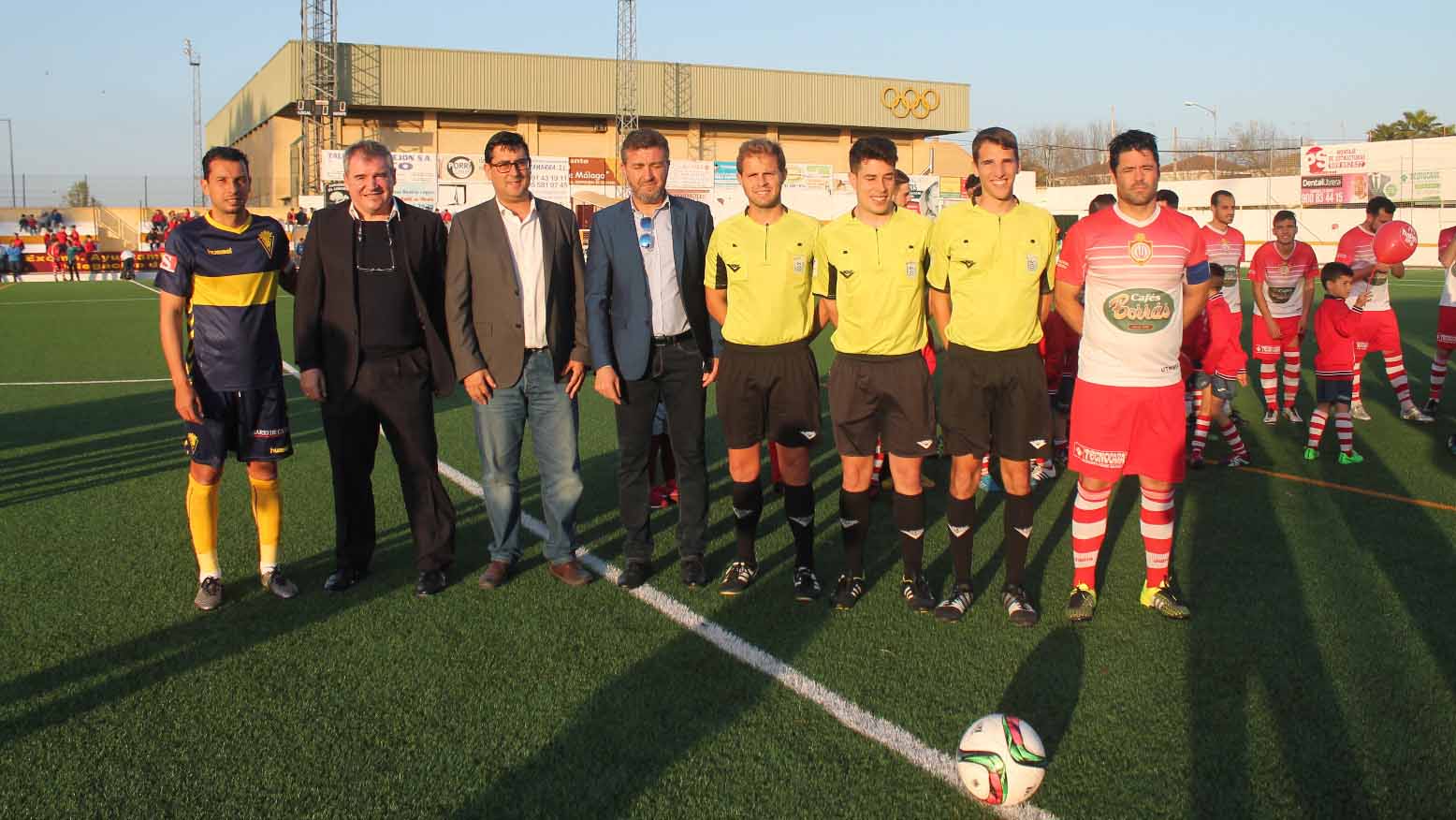 La foto de familia antes del comienzo del partido/ Javier Teruel