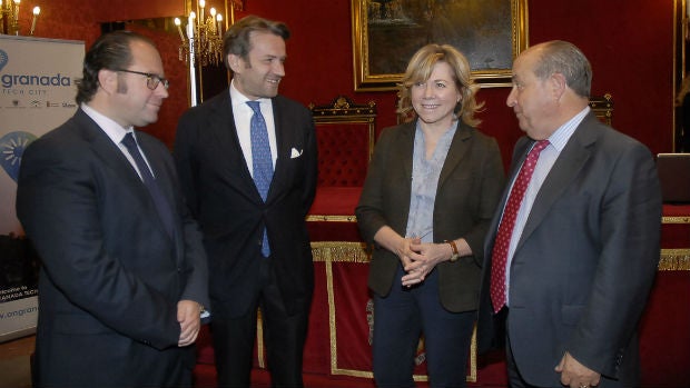 Pilar del Castillo con el alcalde de Granada en el Ayuntamiento