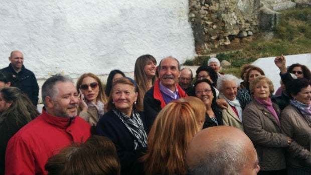 «El Lute» se realiza una foto rodeada con vecinas / ABC