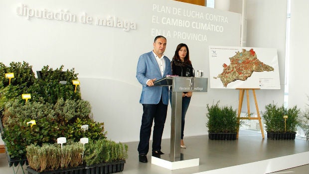 Bendodo y Marina Bravo, durante la presentación del plan medioambiental