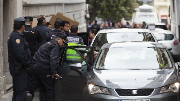 El alcalde de Granada, José Torres Hurtado, saliendo del Ayuntamiento detenido