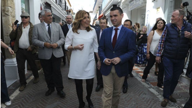 Susana Díaz, junto al alcalde de la ciudad, José Bernal, en su primera visita a Marbella