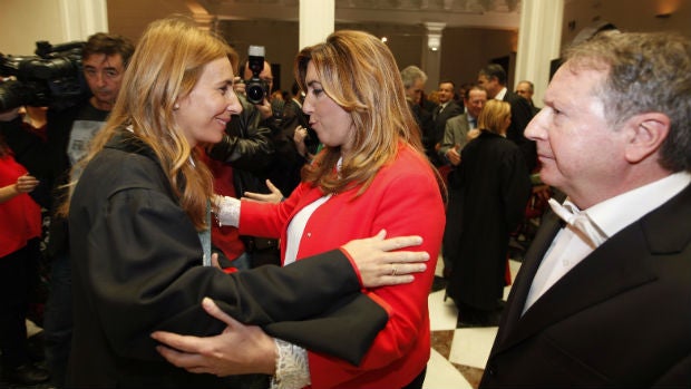 Susana Díaz saluda a la consejera Begoña Álvarez en presencia de Cano Bueso