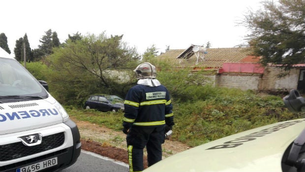 Un bombero observa el coche accidentado hoy en El Puerto