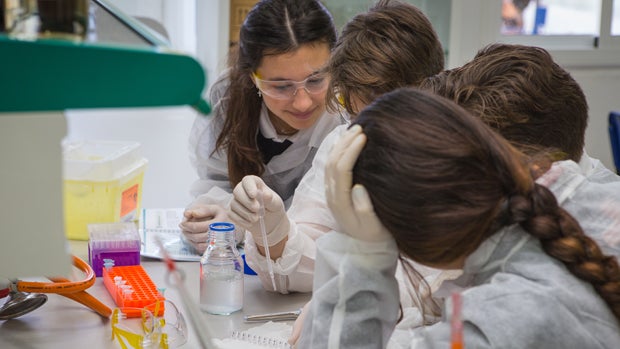 Alumnos durante el taller de investigación