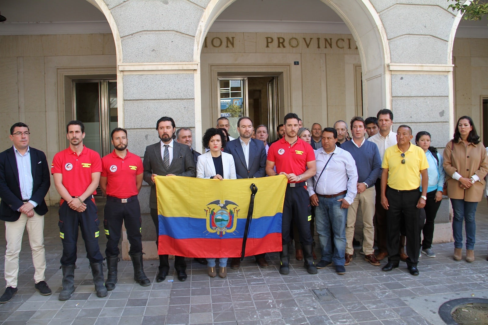 Los bomberos y representantes público durante el minuto de silencio