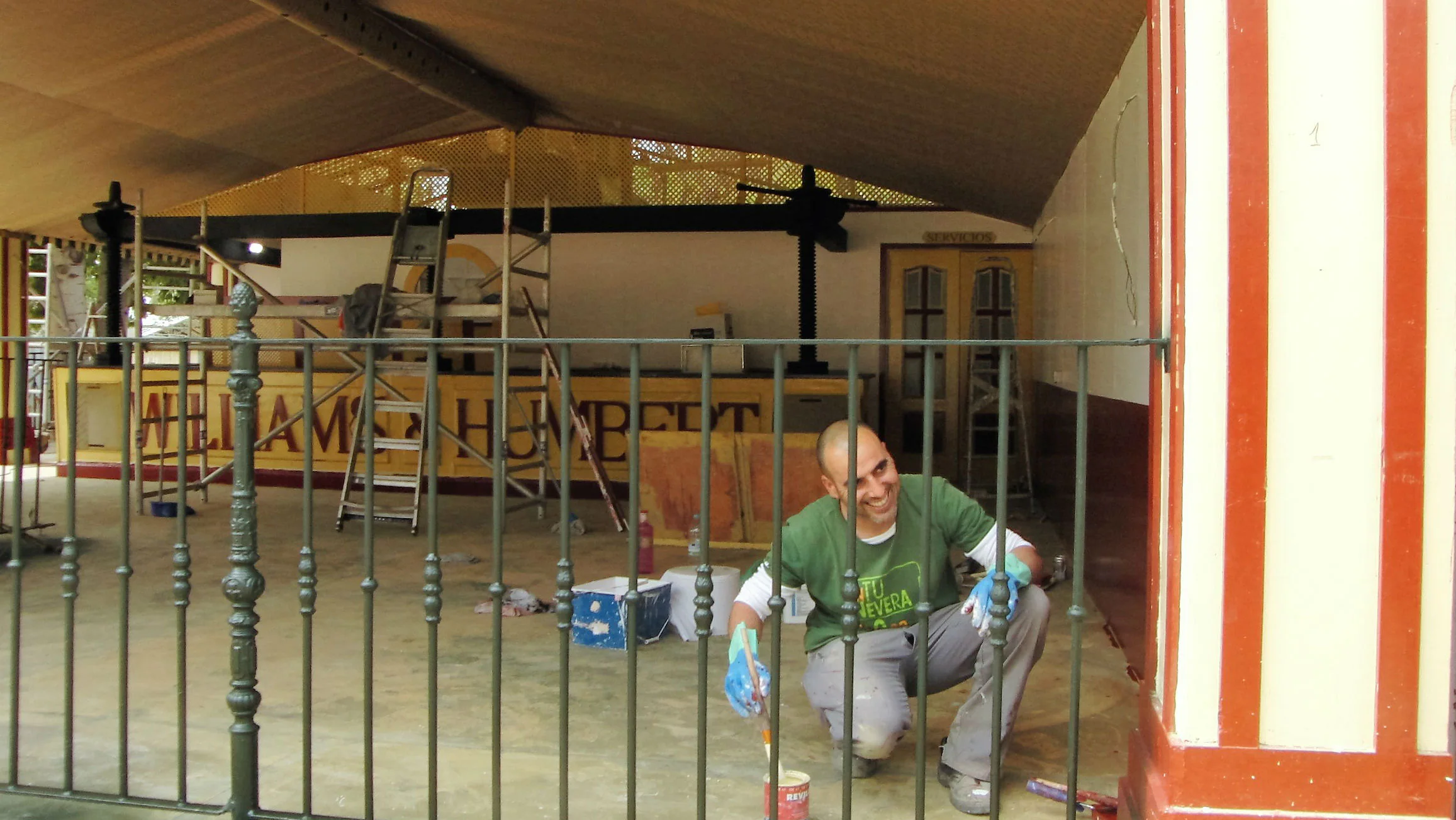 Un operario ultimando el montaje de una de las casetas de la Feria del Caballo