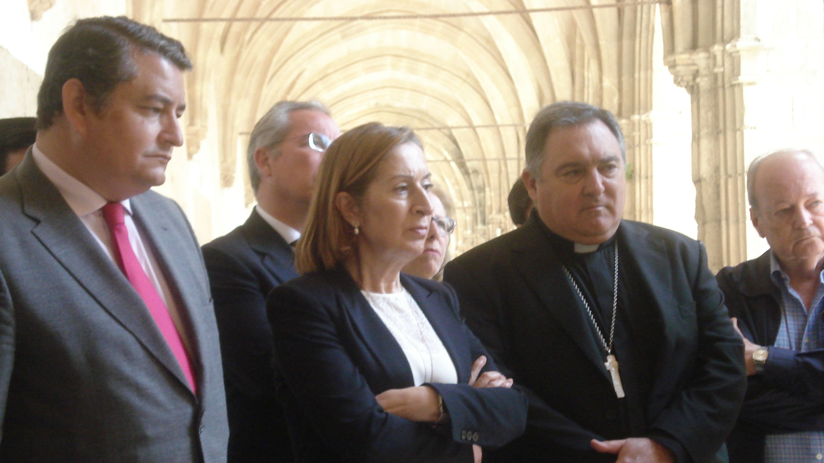 Ana Pastor y don José Mazuelo hicieron de anfitriones en la visita a las obras de la Cartuja