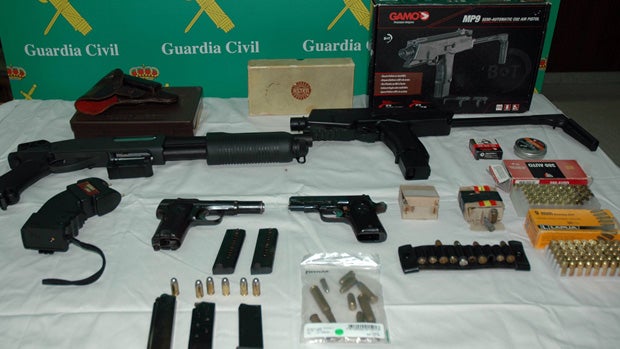 Armas incautadas al sospechoso en su vivienda