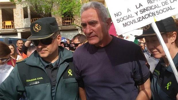 Diego Cañamero, al ser detenido por la Guardia Civil este miércoles en Jódar (Jaén)