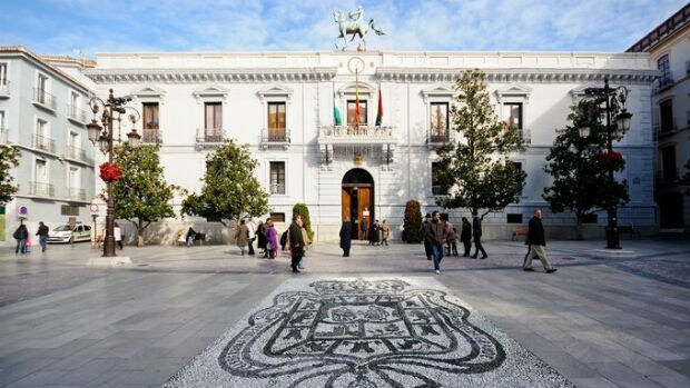 La situación económica del Ayuntamiento de Granada, en el centro del debate