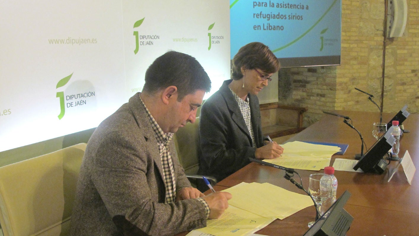 Francisco Reyes y Esperanza Belmonte durante la firma del acuerdo.