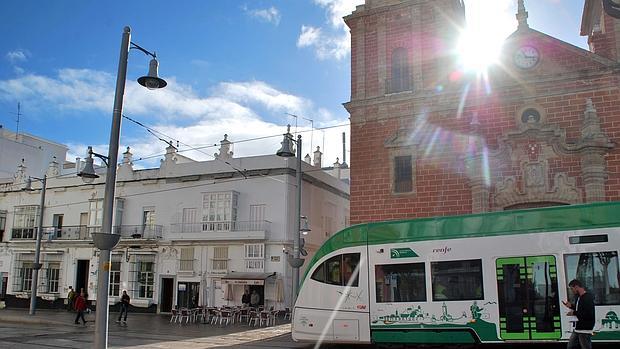 Imagen del paso del tranvía durante sus pruebas por la calle Real