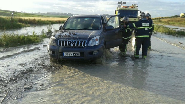 Un coche se sale en una carretera que está cortada por inundaciones en Jerez