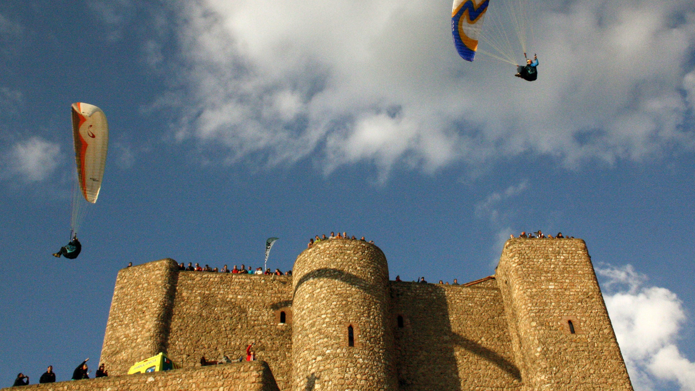 Vuelos en torno al castillo de Segura de la Sierra