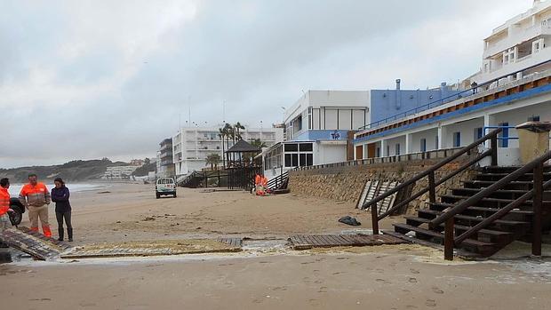 Ya han comenzado los trabajos para la adaptación de la playa de cara al verano