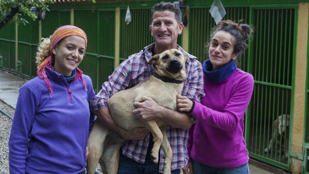 Carolina, Eduardo y Victoria, con Barilla, ya recuperada. RUIZ DE ALMODÓVAR